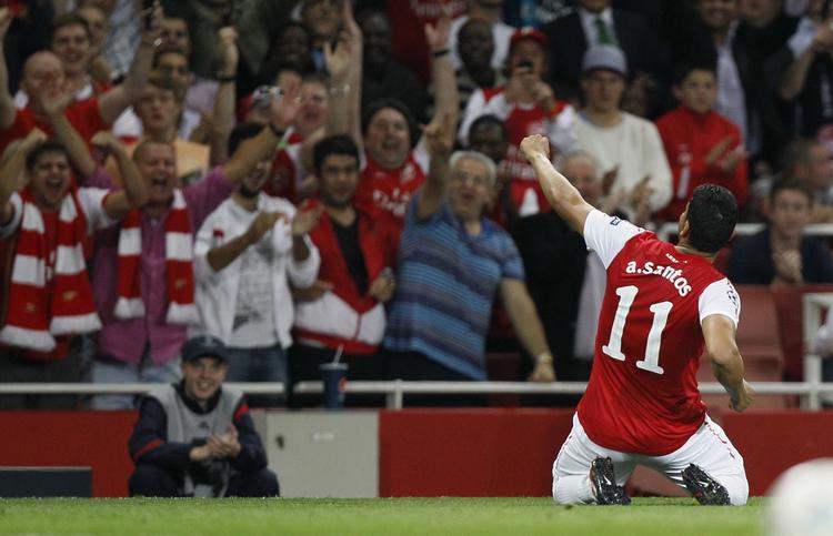 JUBEL. Med sit mål til 2-0 kunne André Santos for første gang juble foran Arsenals fans. 