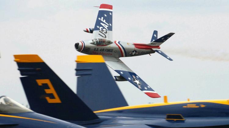 model. Det var en model af dette fly, F-86 Sabre, som den 26-årige angiveligt havde planer om at anvende i et terrorangreb mod Pentagon og Kongressen i Washington. 
