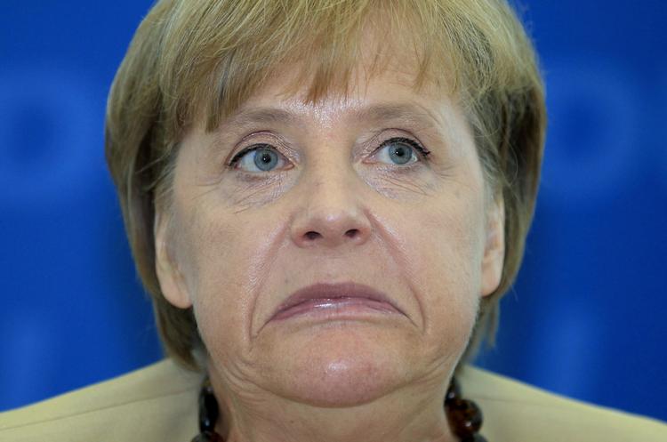 afstemning. Kansler Angela Merkel møder modstand mod et forslag om at styrke krisefond i sin egen regering. 