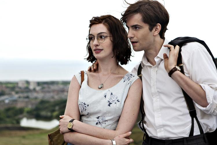 Flirt. Anne Hathaway overstråles af en velspillende Jim Sturgess, som ligner en ny Hugh Grant. 
