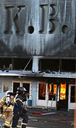 Peter Bangs vej 147. Gårsdagens brand forandrede KB-Hallen for altid. Den traditionsrige koncertsal og sportsarena er nu ukendelig. 