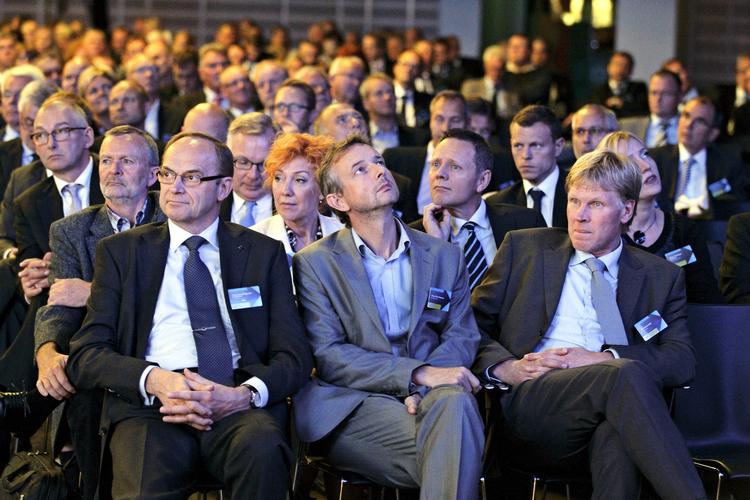 Opmærksomhed. Hvis danske arbejdspladser skal sikres, og der skal komme nye til, må politikerne lytte til erhvervslivets ledere, skriver DI-direktør. Her er det lederne selv, der lytter. Det foregik til DI's årlige topmøde forleden. 