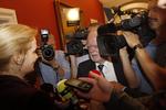 Blitzlys. Helle Thorning-Schmidt gav ikke pressen meget nyt, da hun ankom til Christiansborg. 