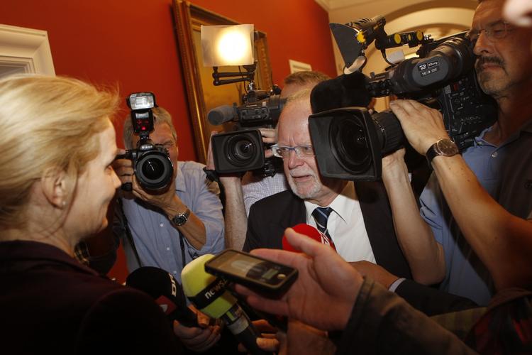 Blitzlys. Helle Thorning-Schmidt gav ikke pressen meget nyt, da hun ankom til Christiansborg. 