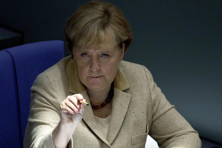 flertal. Det lykkedes den tyske kansler, Angela Merkel, at skaffe flertal for en polstring af EU's krisefond. 