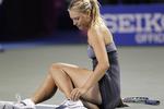skadet. Efter en serv trådte Maria Sjarapova forkert og kunne ikke fortsætte kvartfinalen mod Wimbledonmesteren Petra Kvitova. 