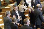 Rådslagning. Folketingets nye medlemmer er samlet for første gang. Mogens Lykketoft (S) hyggesnakker med partiformand Helle Thorning-Schmidt og Henrik Sass Larsen. 