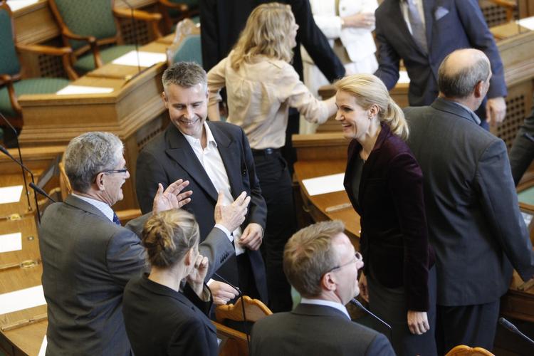 Rådslagning. Folketingets nye medlemmer er samlet for første gang. Mogens Lykketoft (S) hyggesnakker med partiformand Helle Thorning-Schmidt og Henrik Sass Larsen. 