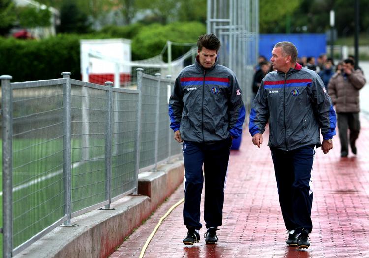 ledige. Med to dages mellemrum forlod de tidligere makkere Michael Laudrup (tv.) og John 'Faxe' Jensen deres stillinger i henholdsvis Mallorca og Blackburn, og i Hamburger SV er der et ledigt trænerjob. 