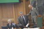 Tillykke. Folketinget blev åbnet af det længst siddende medlem, Bertel Haarder (V), der giver Mogens Lykketoft et klap på skulderen. 