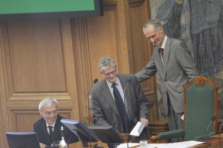Tillykke. Folketinget blev åbnet af det længst siddende medlem, Bertel Haarder (V), der giver Mogens Lykketoft et klap på skulderen. 