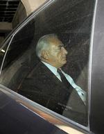 konfrontation. Dominique Strauss-Kahn forlader sit hjem, for at møde journalisten Tristane Banon på en politistation i Paris. 