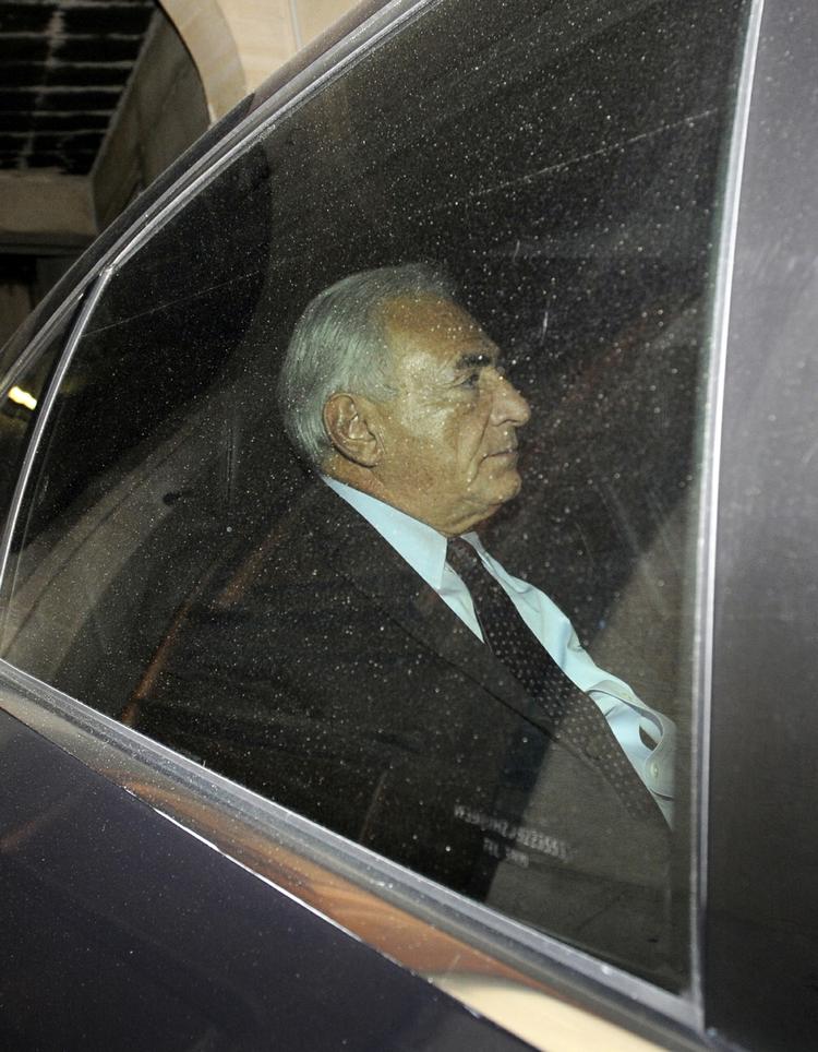 konfrontation. Dominique Strauss-Kahn forlader sit hjem, for at møde journalisten Tristane Banon på en politistation i Paris. 
