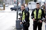 Betjente blev i mandags sendt på gaden for at dele bøder ud til cyklister, der ikke overholder færdselsloven. Nogle af dem ved ikke, at man ikke må tale i telefon, mens man cykler, oplyser Karsten Andersen fra færdselspolitiet. 