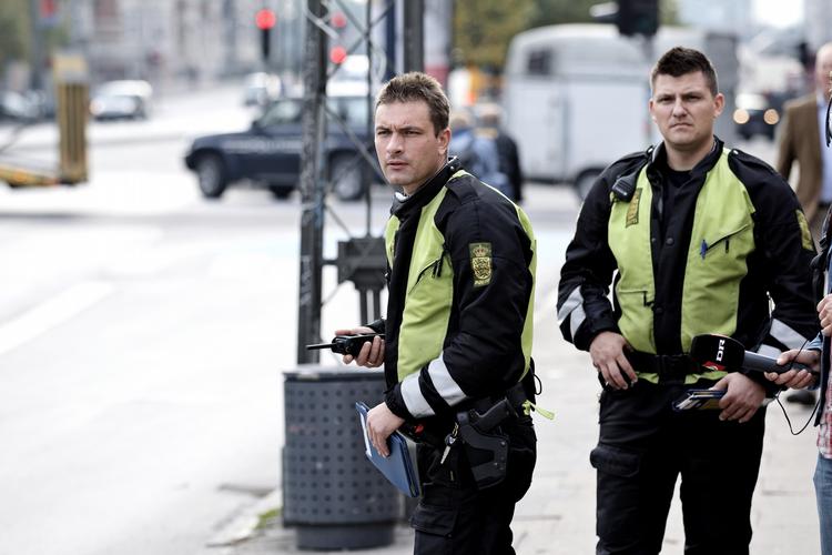 Betjente blev i mandags sendt på gaden for at dele bøder ud til cyklister, der ikke overholder færdselsloven. Nogle af dem ved ikke, at man ikke må tale i telefon, mens man cykler, oplyser Karsten Andersen fra færdselspolitiet. 