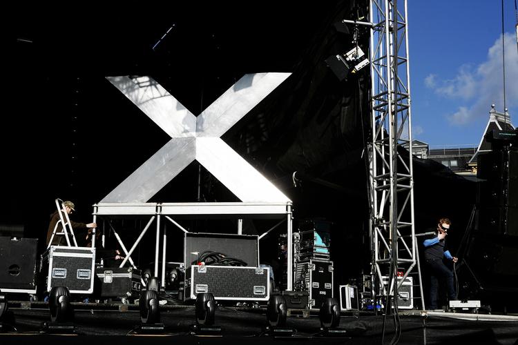 X-Factor. Fænomenet X-Factor holdt fast i traditionen med at indtage den engelske hitlistes 1. plads ved juletid. 