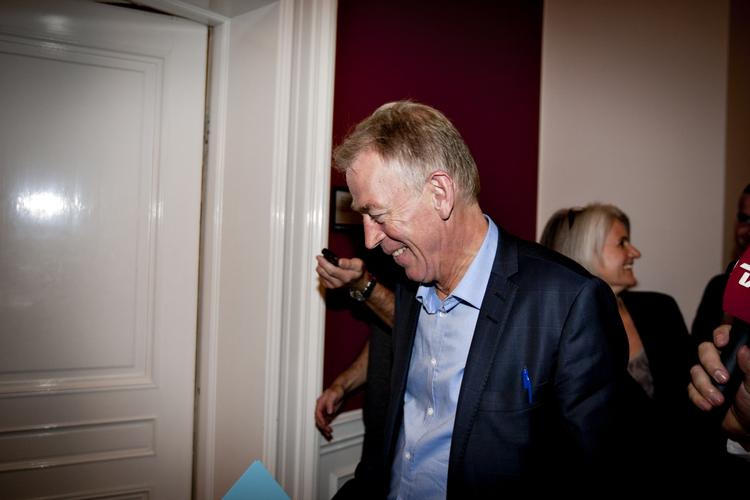 TAVSHED. Der slipper stadig ikke noget ud fra de lukkede forhandlinger om et regeringsgrundlag mellem S-SF-R. Billedet er fra kort efter valget, da Villy Søvndal (SF) var på vej til møde på Helle Thorning-Schmidts (S) kontor. 