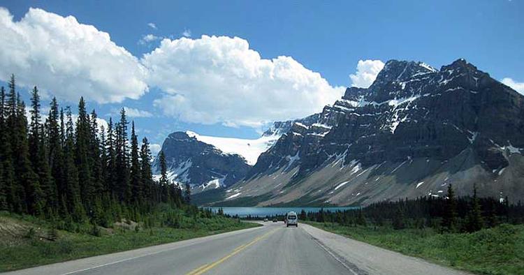 SMUKT. Vejen her bugter sig over 200 kilometer gennem den canadiske natur. 