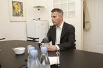 CHOKMELDING. Henrik Sass Larsen (S) meddelte torsdag eftermiddag, at han ikke kan få PET's sikkerhedsgodkendelse og dermed ikke kan blive minister. 
