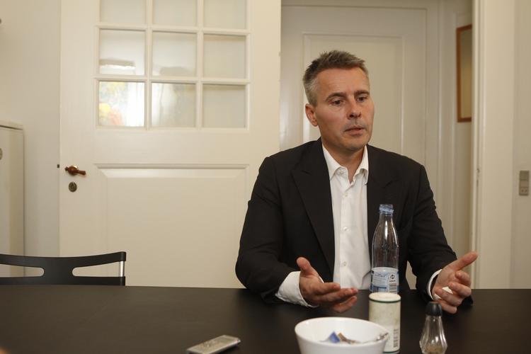Henrik Sass Larsen, who was slated to be Finance Minister in the new government, has failed security clearance. 
