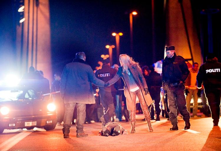 Broen. Svensk og dansk politi tvinges til at samarbejde, da et lig - der viser sig at være to lig - bliver fundet midt på Øresundsbroen. 