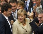 afstemning. Lidt før middag stemte de tyske parlamentsmedlemmer ved at aflevere et lille plastikkort i to urner. Her har kansler Angele Merkel netop afgivet sin stemme. 