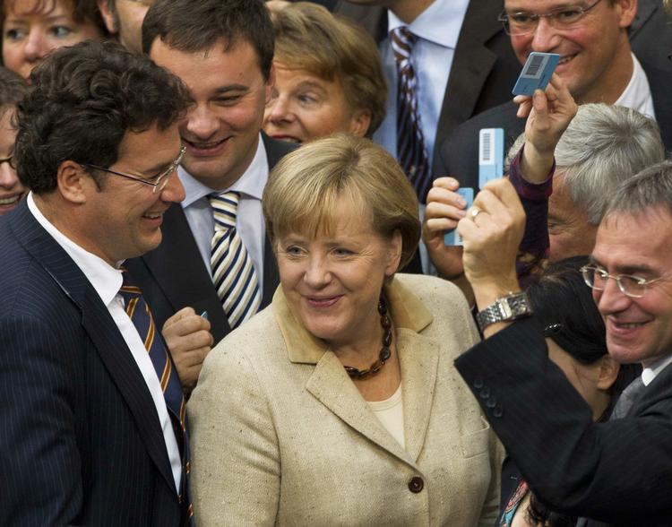 afstemning. Lidt før middag stemte de tyske parlamentsmedlemmer ved at aflevere et lille plastikkort i to urner. Her har kansler Angele Merkel netop afgivet sin stemme. 
