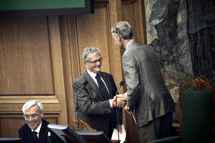 Folketingsformand. Mogens Lykketoft (S) var øjensynligt glad for udnævnelsen som midlertidig formand for Folketinget, men han ville ikke kommentere på, om det var en post, han kunne se sig selv i de næste fire år. 