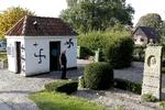 hæværk. En toiletbygning på kirkegården i Mariager er blevet overmalet med hagekors. 