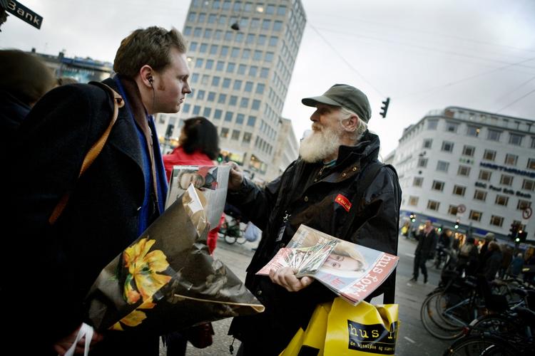 Avissælger. Socialt entreprenørskab kan være mange ting. Et eksempel er Hus Forbi, som producerer en avis om hjemløses liv og kultur. 