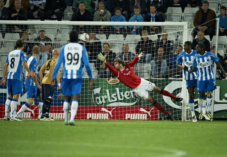 forbier. Stefan Wessels kaster sig efter et skud, som ryger forbi mål - lige som Djiby Falls afslutninger i den anden ende. 