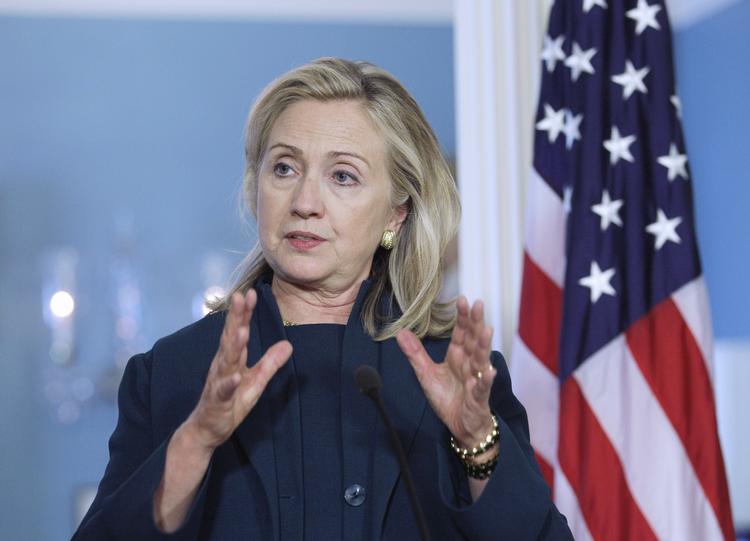 Vred. Hillary Clinton kritiserer Syrien efter overfald på USA's ambassadør i landet. 