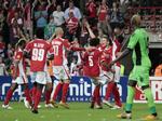 jubelgien. Med Dame N'Doye som en skuffet tilskuer jubler spillerne fra Standard Liege over en sejr, der understreger en stor belgisk fodboldaften. 