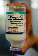 Farligt. Michael Jacksons død har gjort stoffet propofol berømt og berygtet. Herhjemme er der bekymring over brugen af stoffet hos sygeplejersker. 