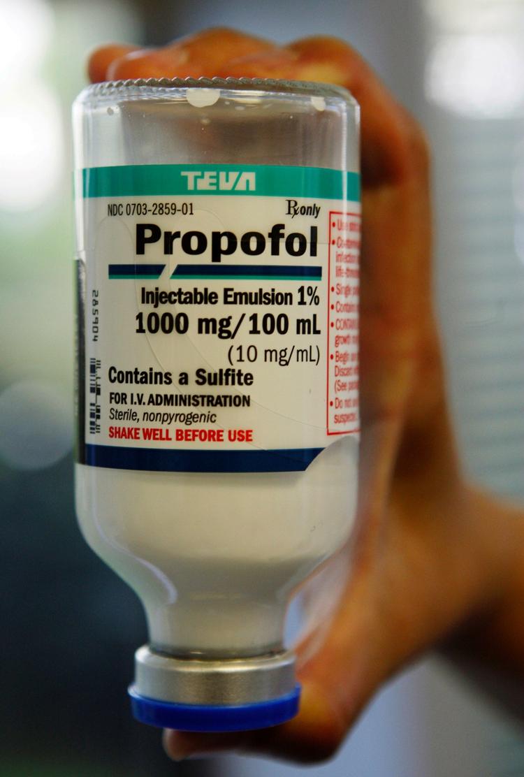 Farligt. Michael Jacksons død har gjort stoffet propofol berømt og berygtet. Herhjemme er der bekymring over brugen af stoffet hos sygeplejersker. 