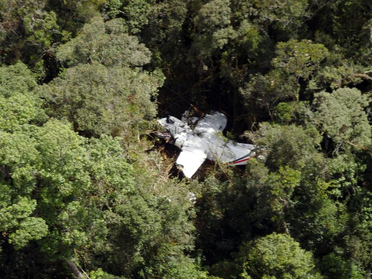 HÅB. En helikopter har taget dette billede af flyet, der i går styrtede ned på øen Sumatra. 