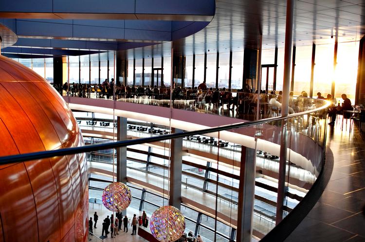 Udsigt. Man får vuet til Amalienborg og byens tage med til bordet allerøverst oppe hos Bojesen i Operaen. 
