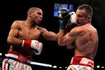 ouch. For to år siden led Mikkel Kessler (th.) sit andet og seneste nederlag mod amerikaneren Andre Ward i Oakland. 