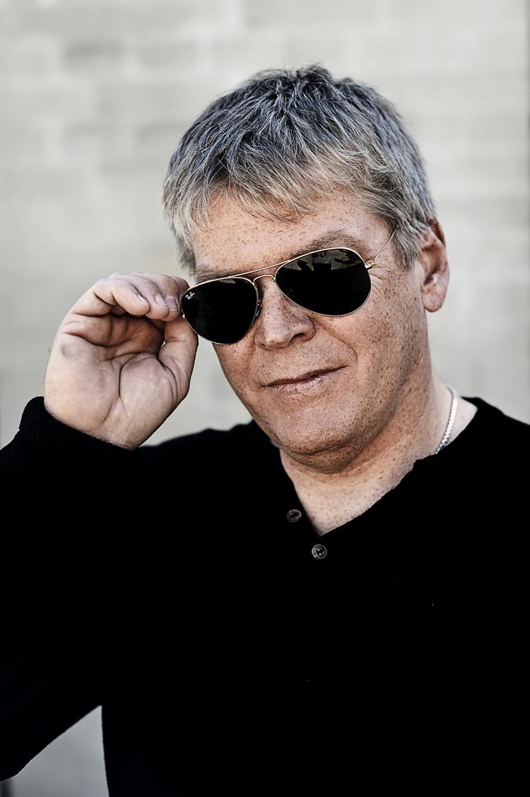 SKYLD. Den tidligere socialdemokratiske formand i Køge gennem mange år, Tommy Kamp, er sigtet i en sag om bestikkelse. Men han afviser, at han og Henrik Sass Larsen har kriminelle venner. 