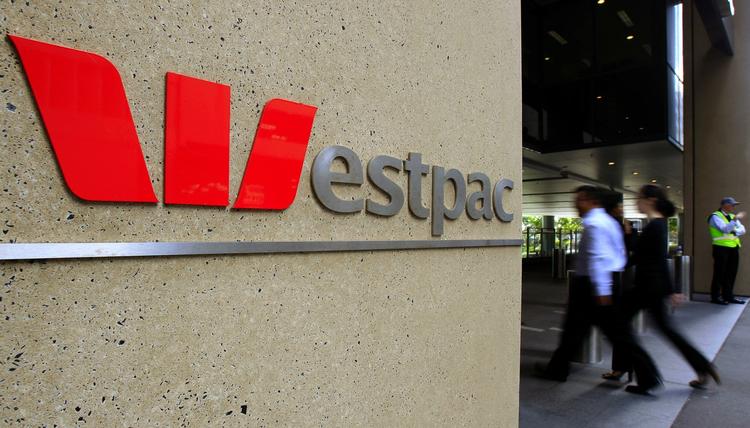 BANKKUP. En mand er pågrebet efter flere års flugt fra New Zealand, hvor hans konto i Westpac-banken ved en fejl blev udstyret med en kassekredit på 43 mio. kroner - som han hævede størstedelen af, inden han forsvandt. 