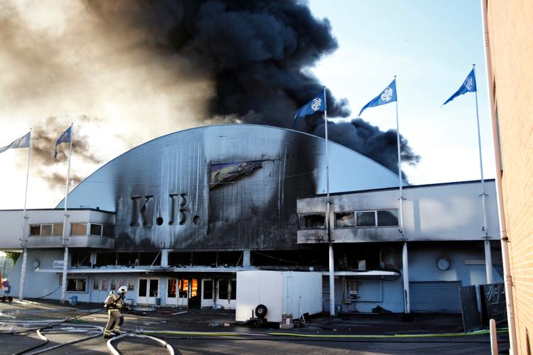 KB-Hallen er færdig efter den voldsomme brand, og man ved endnu ikke, om hallen skal genopbygges eller rives ned. Foto: DRESLING JENS 