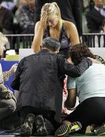 skadet. Trods intense behandlinger kunne Maria Sjarapova ikke fortsætte sin kvartfinale i Tokyo, og nu håber russeren i stedet at blive klar til om fire uger i Istanbul. 