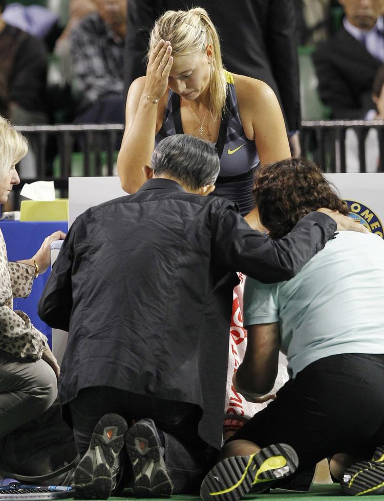 skadet. Trods intense behandlinger kunne Maria Sjarapova ikke fortsætte sin kvartfinale i Tokyo, og nu håber russeren i stedet at blive klar til om fire uger i Istanbul. 