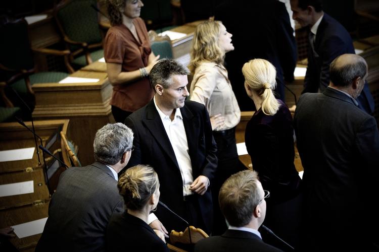 Sass-sag. I går mødtes Helle Thorning-Schmidt og Henrik Sass Larsen i folketingssalen. Et par timer før havde Sass i telefonen fortalt Thorning , at han ikke kan blive minister. 