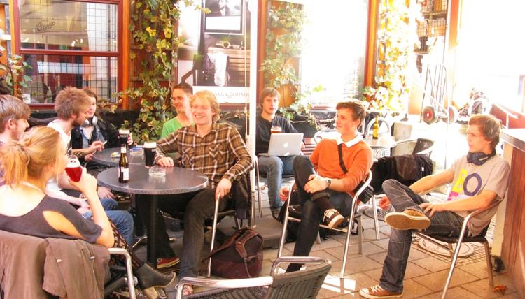 Fredagshygge på Hugo's Vinkælder i Køge. Det var her Henrik Sass Larsen havde sit skæbnesvangre møde med en rocker. Foto: Maja Lærke Maach 