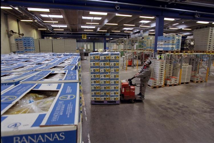 Risikojob. Hvis man er ledig, skal man ifølge dagens skribenter bruge ledighedsperioden på at blive dygtigere. Har man ingen kompetencegivende uddannelse, er den enkeltes risiko for at ryge ind og ud af arbejdsmarkedet alt for stor. 