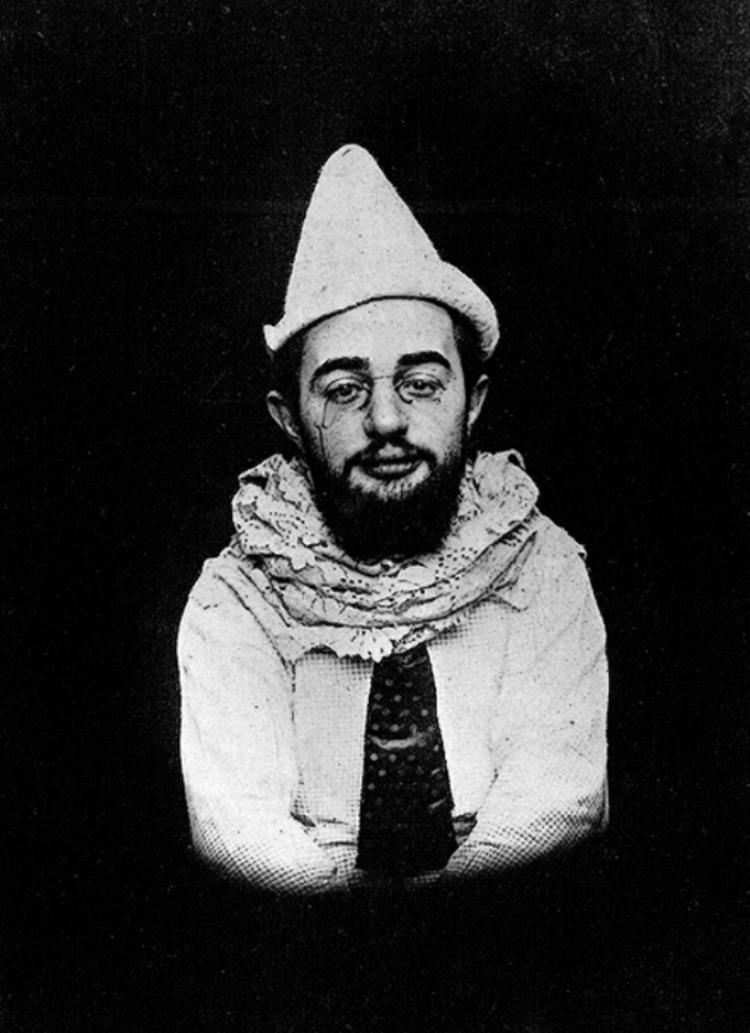 maskebal. Toulouse-Lautrec klædt ud som Pjerrot på et fotografi fra 1889. 
