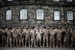 Hær. En gruppe soldater markerer den nationale flagdag 5. september. Spørgsmålet er, om deres kommende 'kolleger' skal rekrutteres via værnepligt eller ej. 