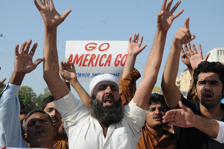 Vrede. Pakistanere protesterede forleden kraftigt over, at USA anklagede landet for forbindelser til Haqqani-netværket. Nu er netværkets kommandant anholdt. 