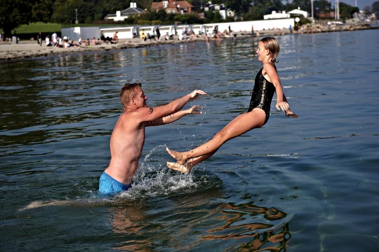 Varmt. Morten Petersen og Chili på 11 nyder dagen på Bellevue Strand. 